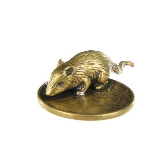 Amulet myszki kieszonkowej z monetą na szczęście w sprawach pieniężnych