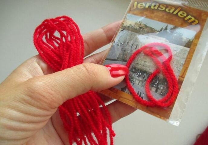 czerwona nić z Izraela jako amulet na szczęście