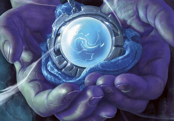 magiczny amulet w rękach i ładowanie go