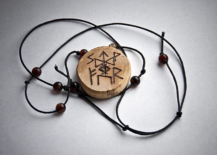 amulet wykonany z drewna