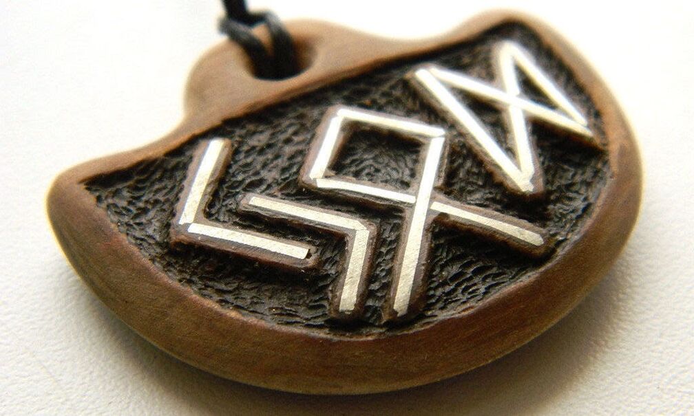 szczęśliwy amulet z symbolami runicznymi