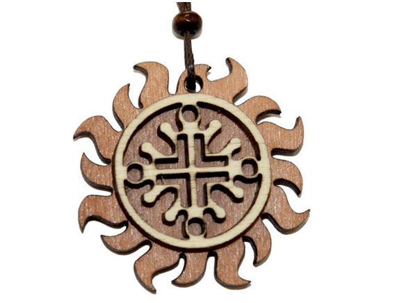 DIY drewniany wisiorek amulet